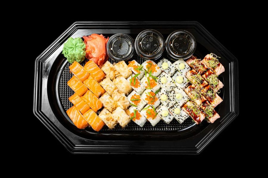 Suši padėklas su penkių rūšių suši roll'ais